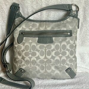 EUC COACH F14689 PENELOPE SIGNATURE SHOULDER BAG